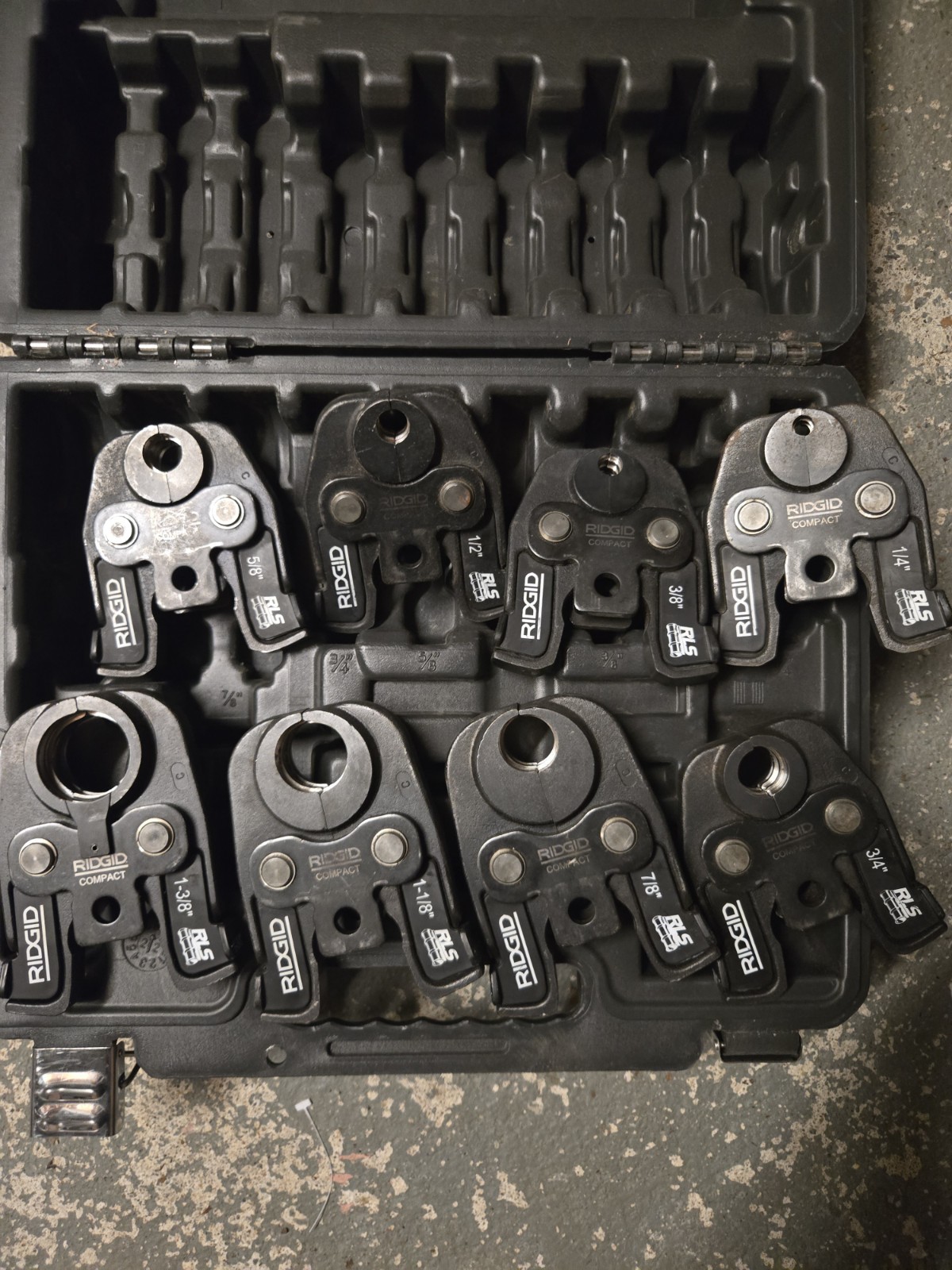 RIDGID Compact Press Tool for Copper with Rings/Clamps 3/8–1-3/8 in Set