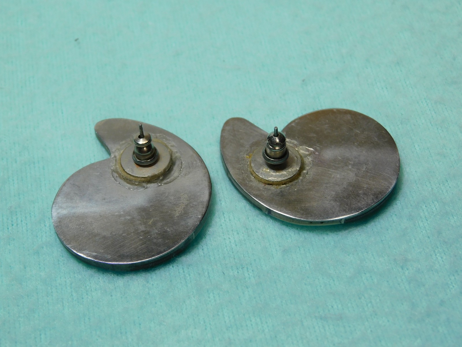 Vintage 1 1/4" Abalone Shell Over Metal Earrings In Good Condition