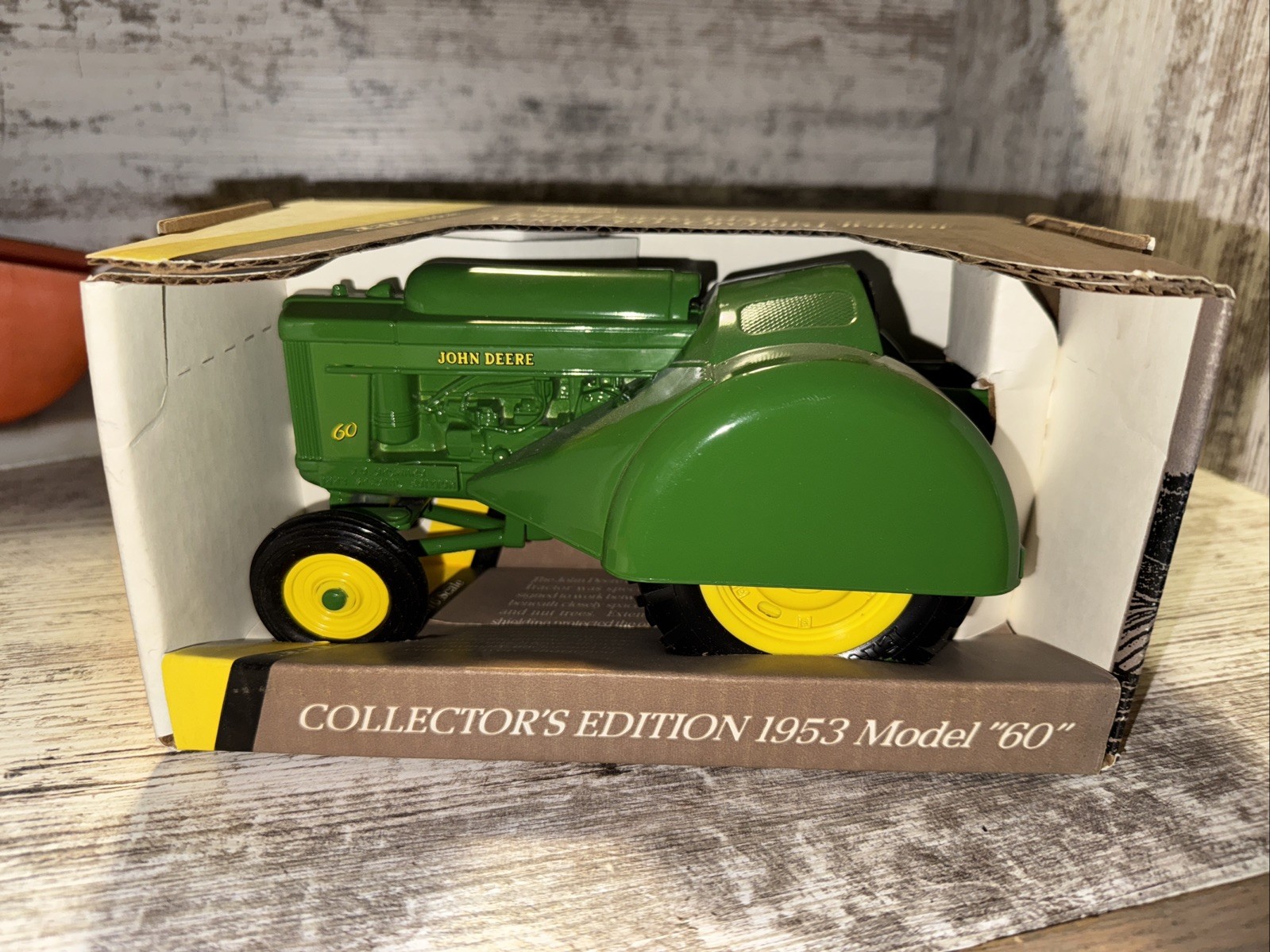 Ertl John Deere Collector Edition 1953 Model 60 Orchard 5679 Tractor 1/16 Scale