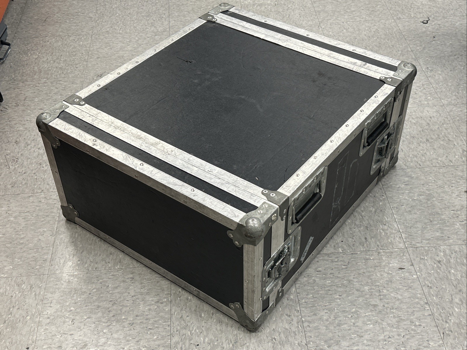 Flight Case Server Rack 4U Penn Elcom 19” Wide 21” Depth 2” Foam, missing parts