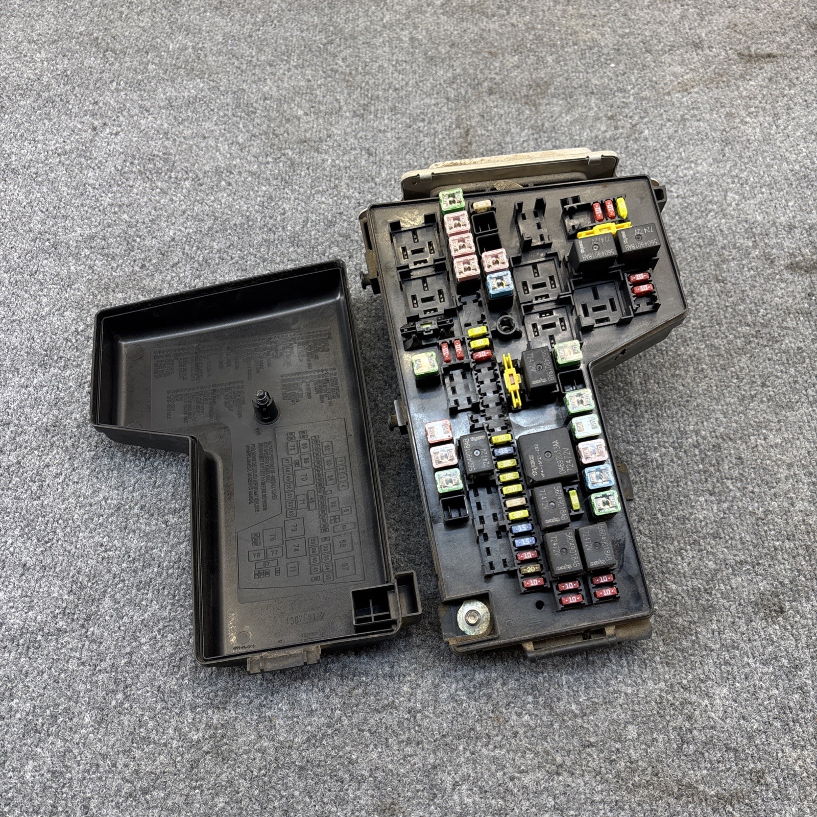 OEM DODGE DAKOTA 2005-2007 FRONT UNDR HOOD INTEGRATED FUSE BOX RELAY TEMIC BOX