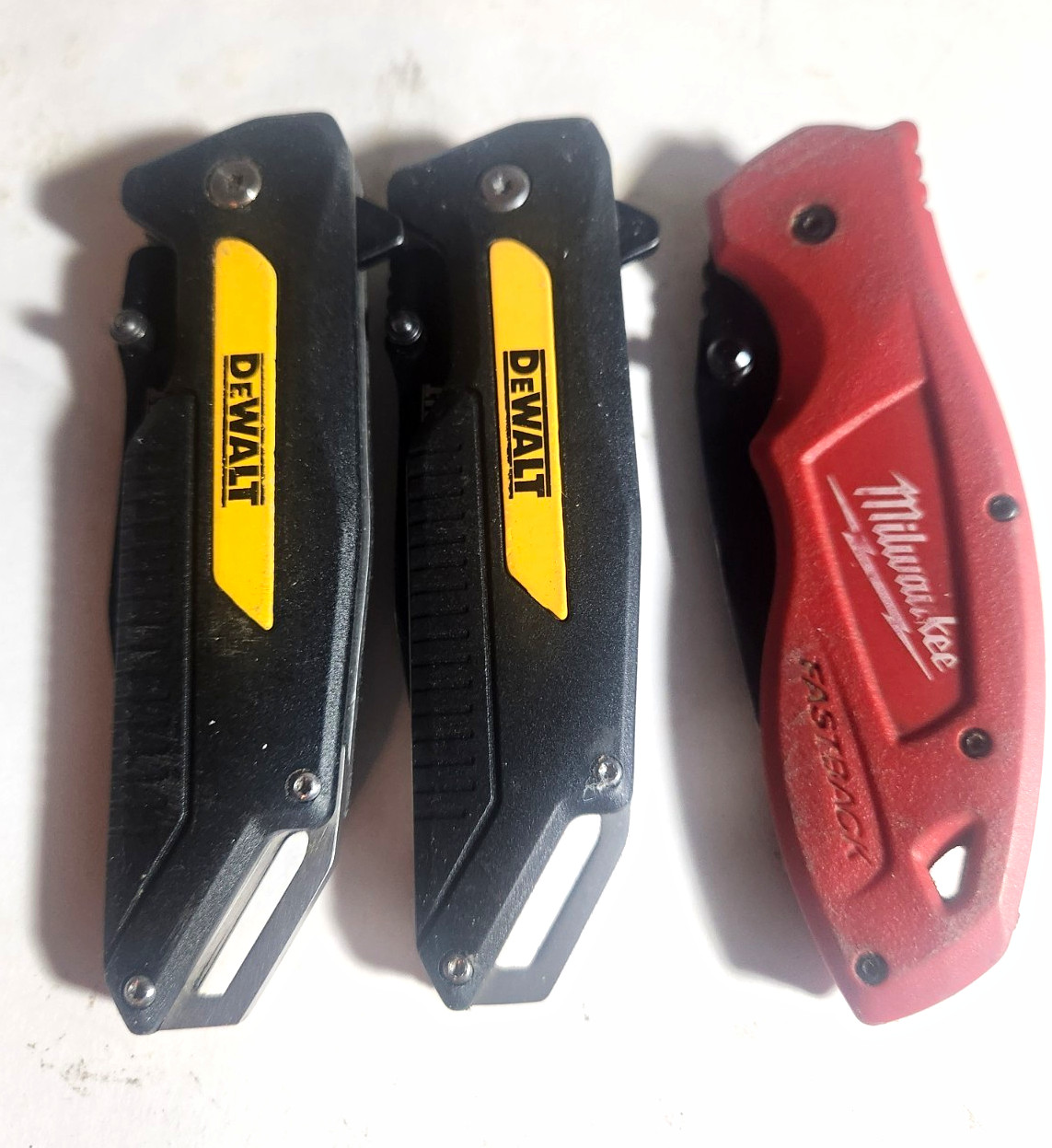 DEWALT & Milwaukee Fastback Folding Utility Knives 3pc Lot (2 DEWALT, 1)
