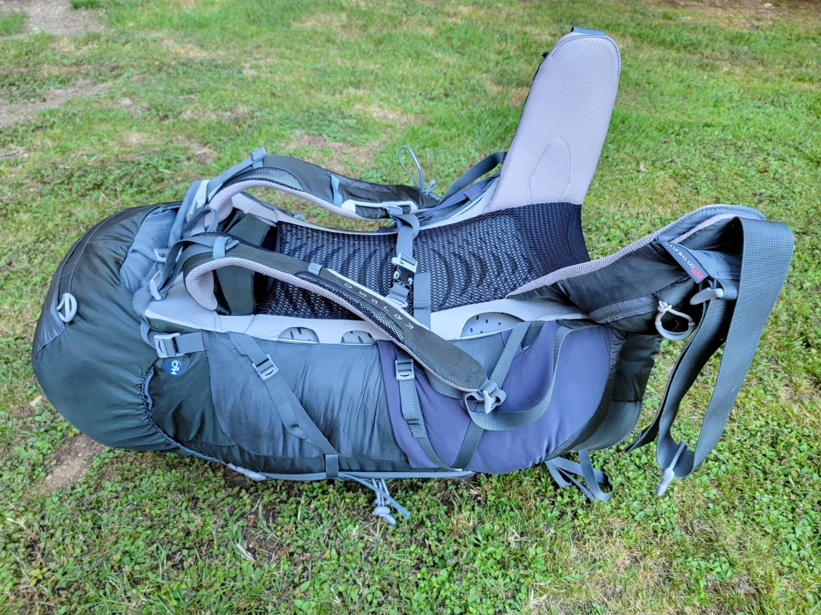 OSPREY Atmos 65 Internal Frame Green Gray Hiking 28" Backpack ~ Size Medium