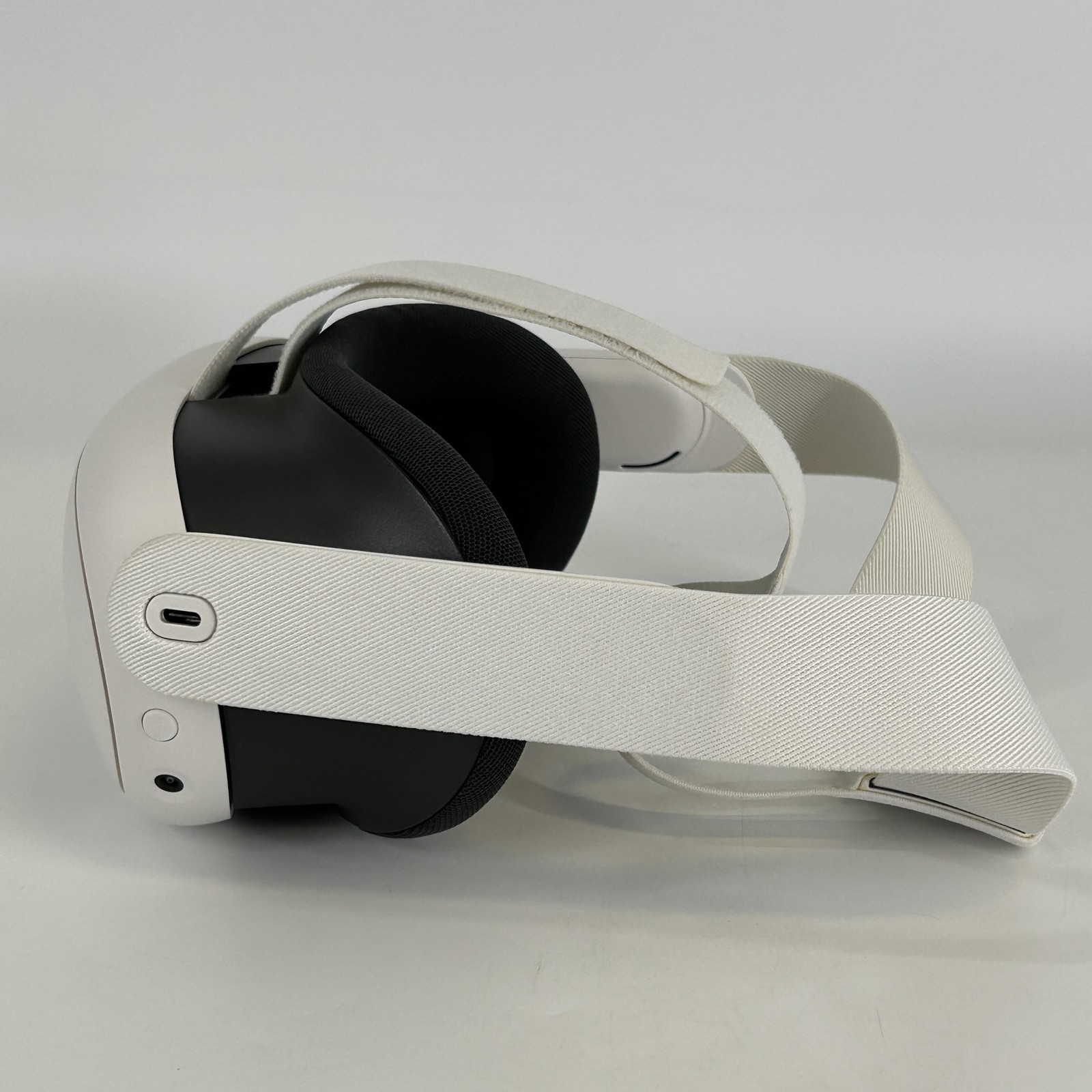 Meta Quest 3 VR Headset 128GB w/ Charger/Controllers/Regular Strap - Good