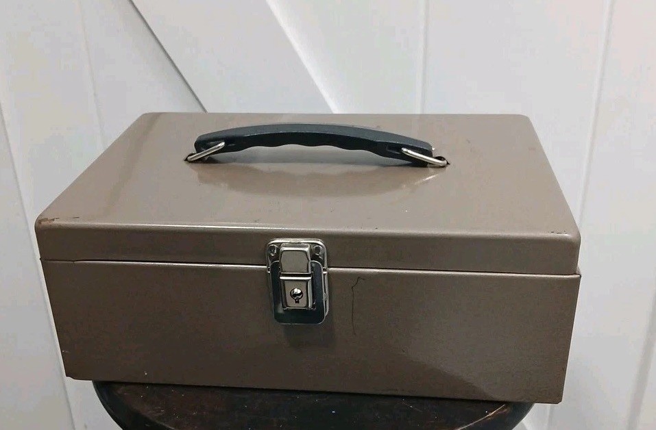 VTG Rockaway Tan Metal Secure Cash Box-No Key. Cash Organizer