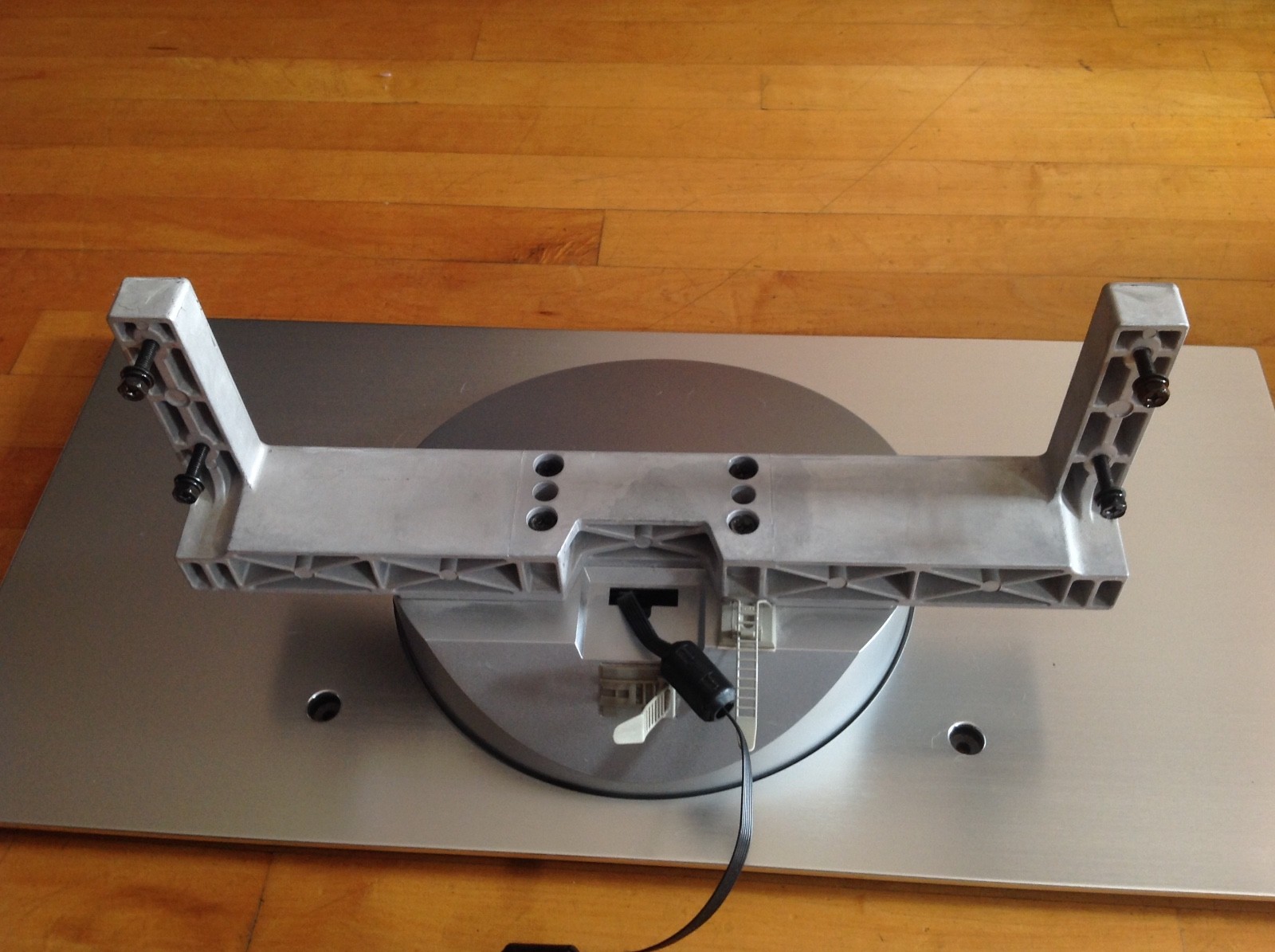 HITACHI LCD SILVER TV BASE STAND MODEL 32HDL51 WITH 4 SCREWS Included