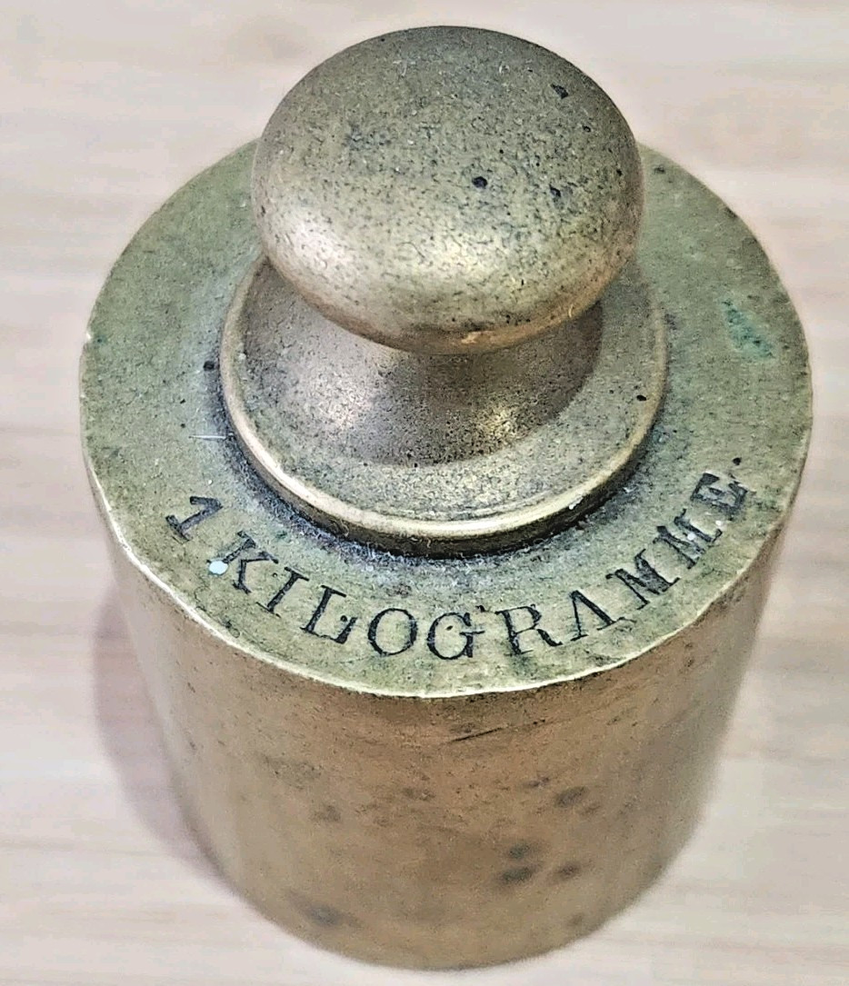 Vintage Brass Weight of 1 Kg A.B Roberval Balance Décor Collection