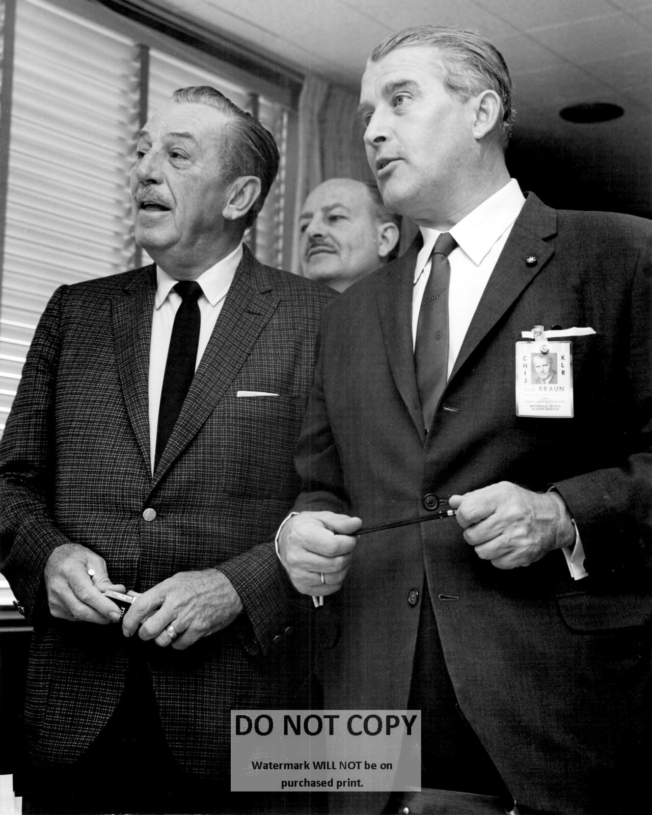 WALT DISNEY & WERNHER VON BRAUN DURING APRIL 1965 TOUR  8X10 NASA PHOTO (BB-026)