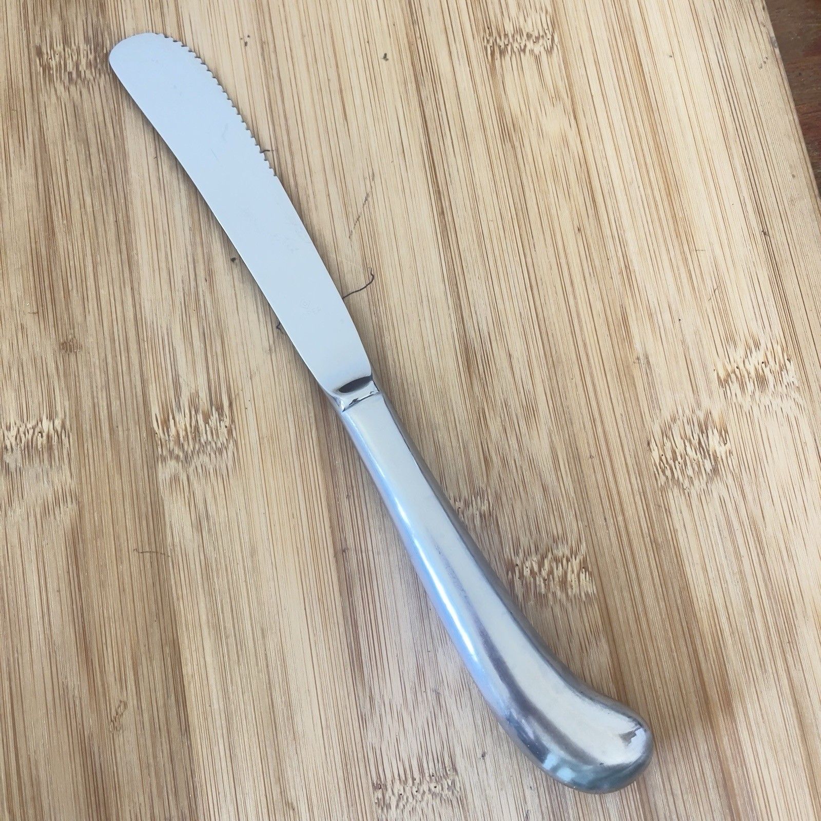 Oneida Satin Stainless SERRATED HOLLOW DINNER KNIFE~ POST ROAD 9 1/8"