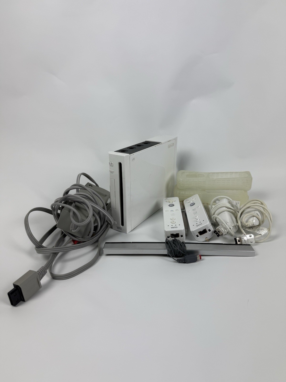 Nintendo Wii  White Console Bundle With Wii Controller & Cables