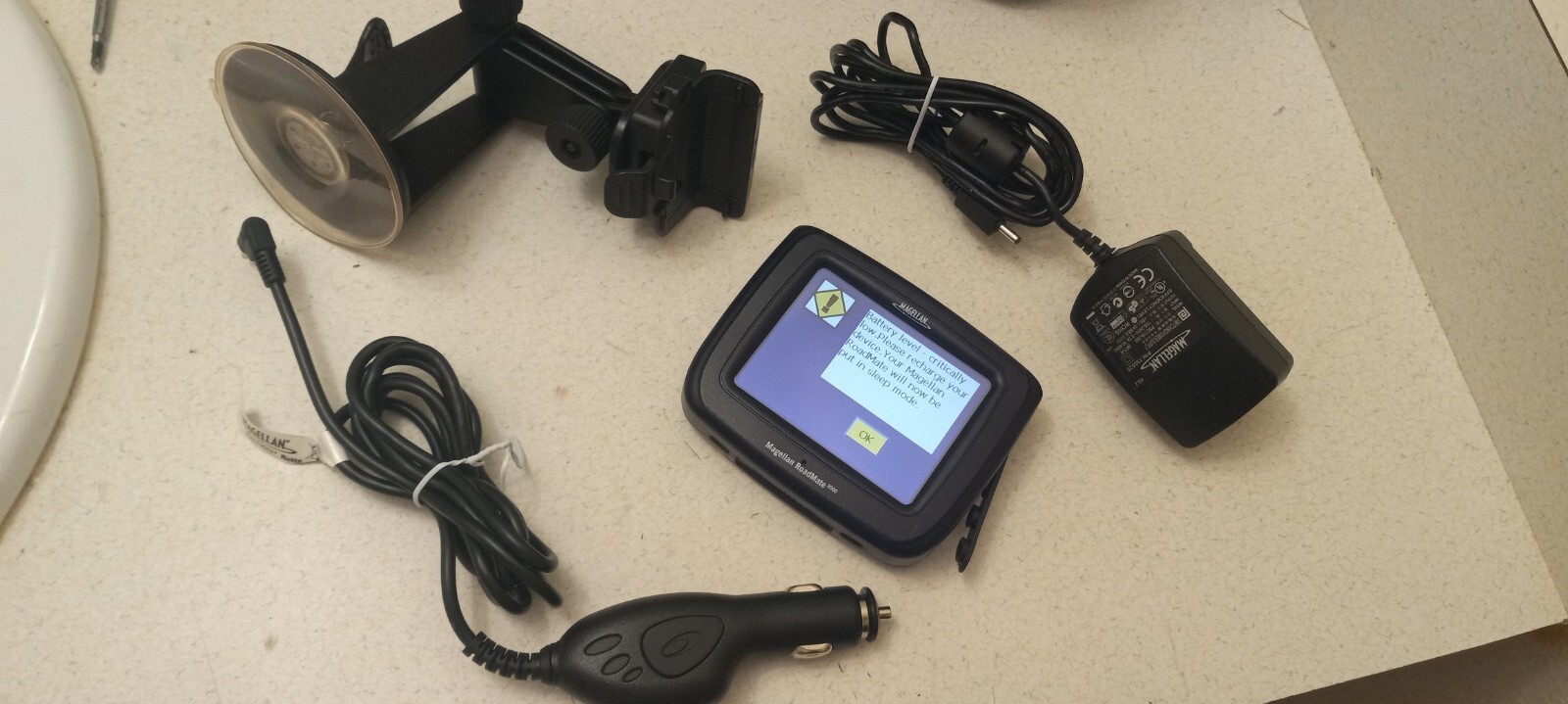 Magellan RoadMate 2000 GPS w/ car charger Wall Plug & Mount
