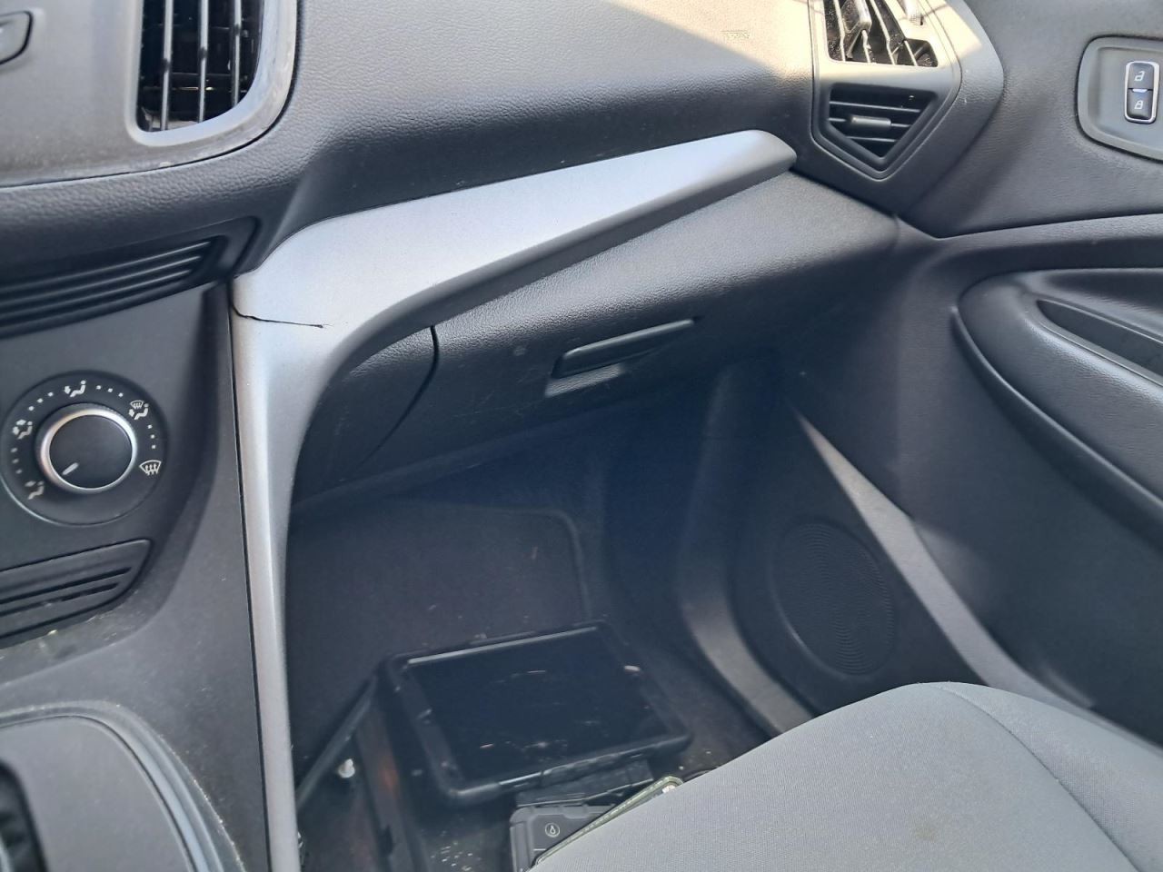 ESCAPE    2015 Glove Box 4749412