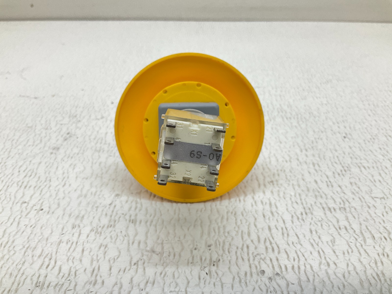 Schlegel AT2 Red Push Twist Button 250 V (TB)