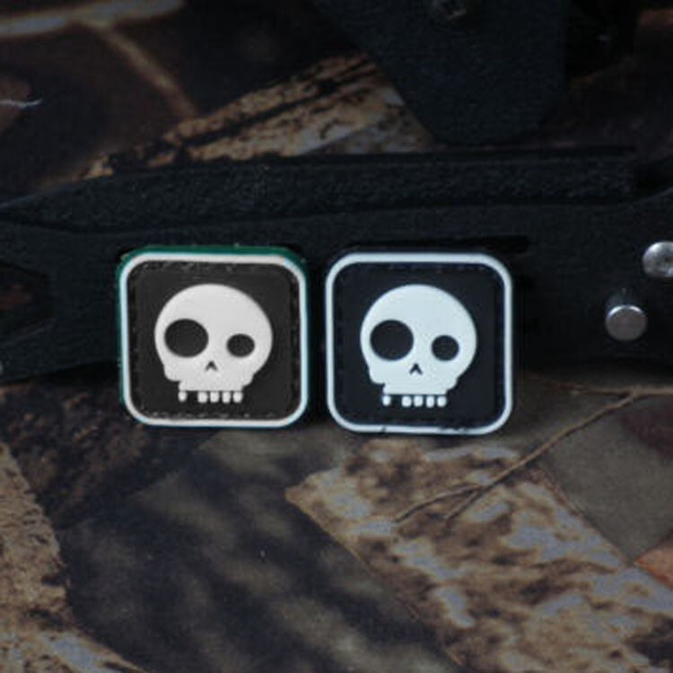 2PCS MINI 3D PVC GEAR MEAN T-SKULL TAD TACTICAL RUBBER HOOK PATCH GLOW BLACK