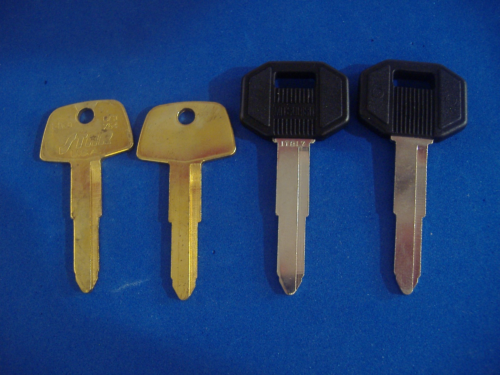FOUR PIECE CLASSIC MITSIBUSHI KEY BLANKS LOCKSMITH VINTAGE AUTO DC3 P X54 LDC1