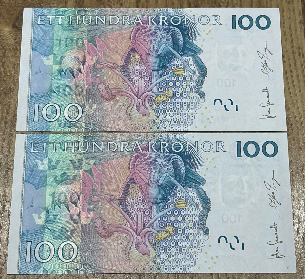 Sweden: 2 x 100 Kronor banknotes in UNCIRCULATED condition. SEK