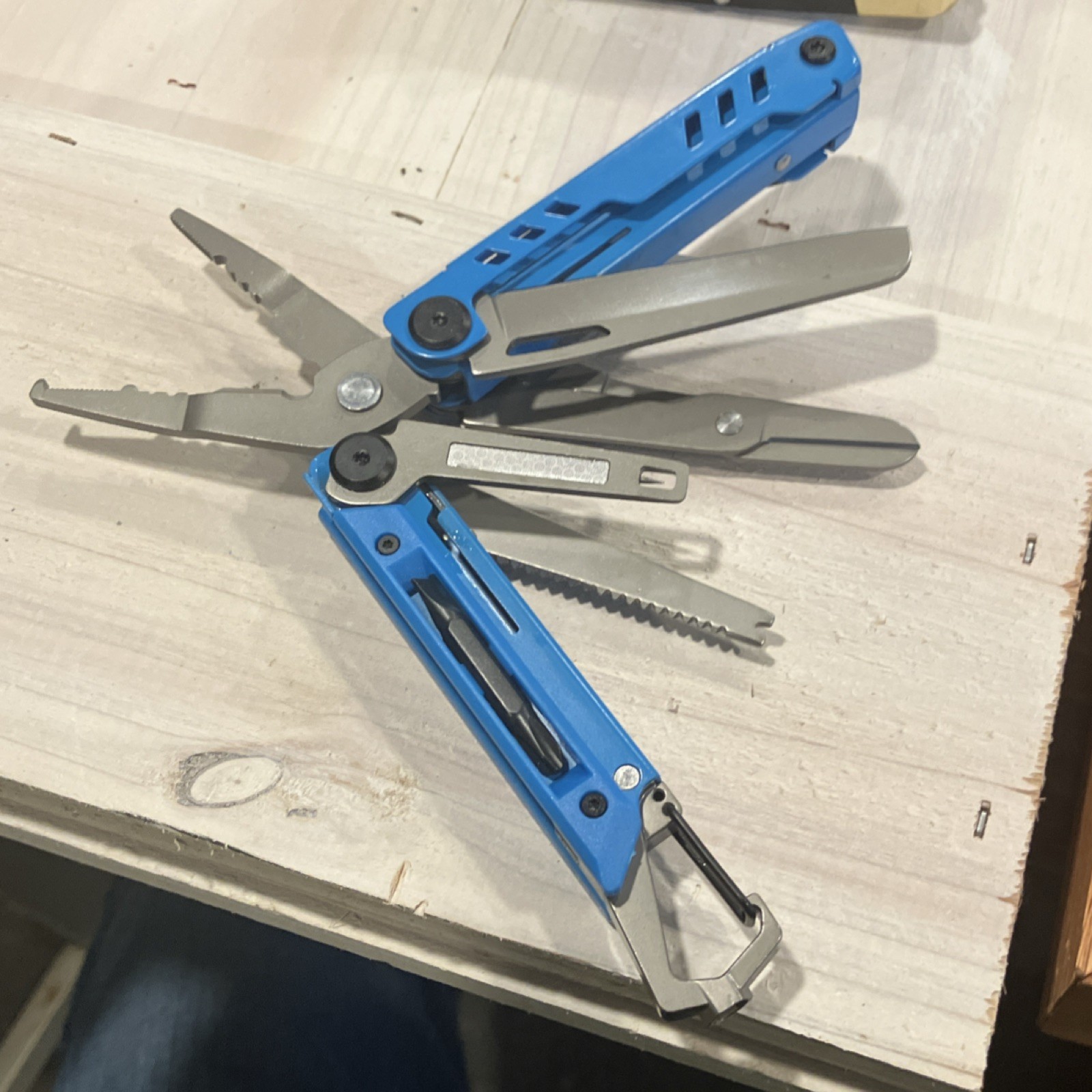 Realtree Fishing Blue Multi-Tool with Pliers, Knife, Saw, Metal Plastic Handle