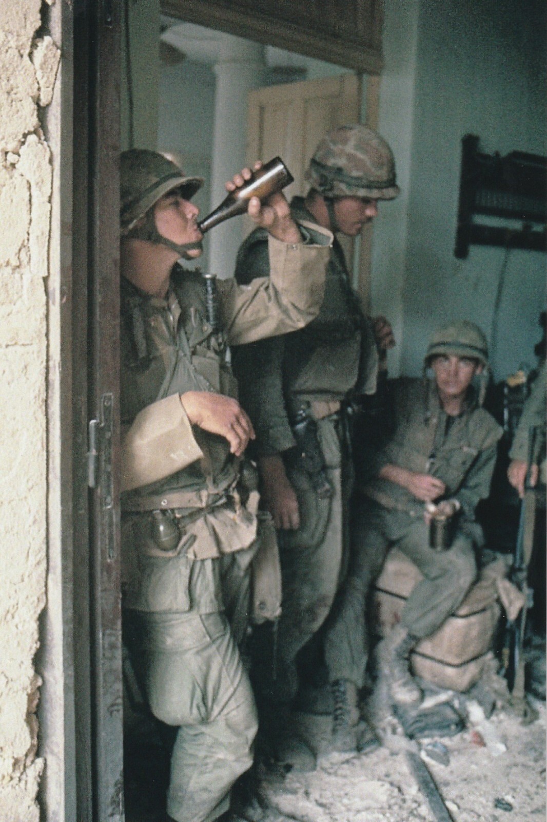 Vietnam  War  Photo --   Soldiers - Break Time