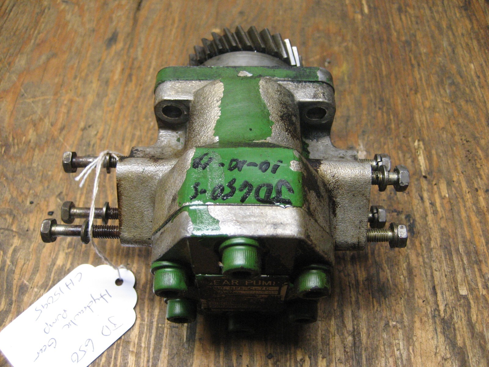 HYDRAULIC GEAR PUMP JOHN DEERE CH15095