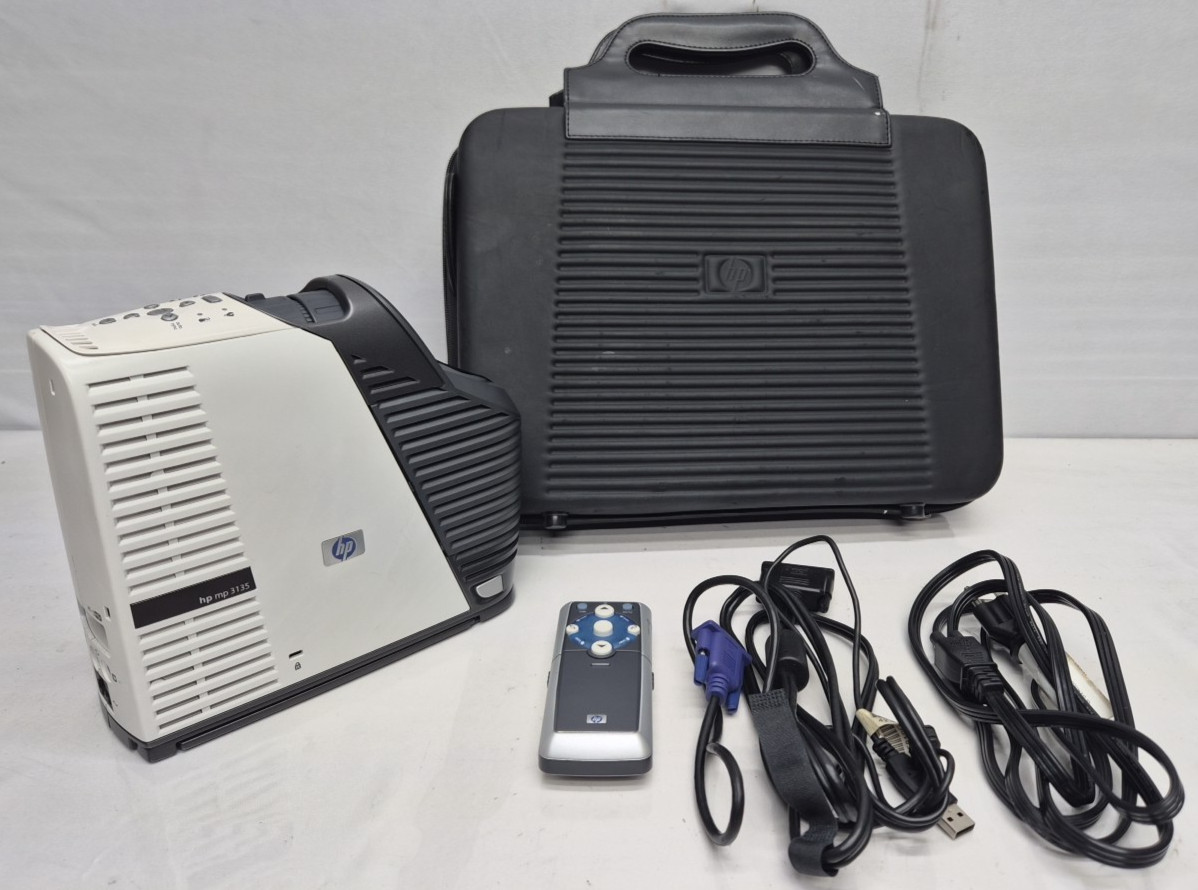 HP MP3135 Projector.  320 Lamp Hours w/Bag/Remote/Power VGA Cord Tested Works