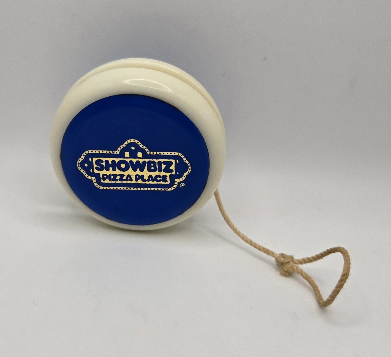 Vintage SHOWBIZ PIZZZ PLACE "Billy Bob" Yo-Yo Blue & White Plastic *RARE ITEM*🍕