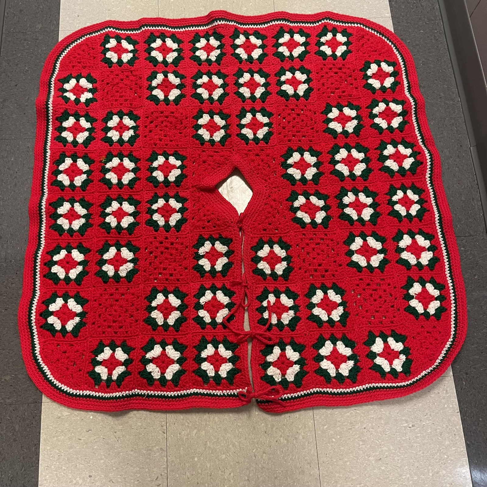 Vintage Handmade Crochet Christmas Tree Skirt Afghan Granny Square Holiday Decor