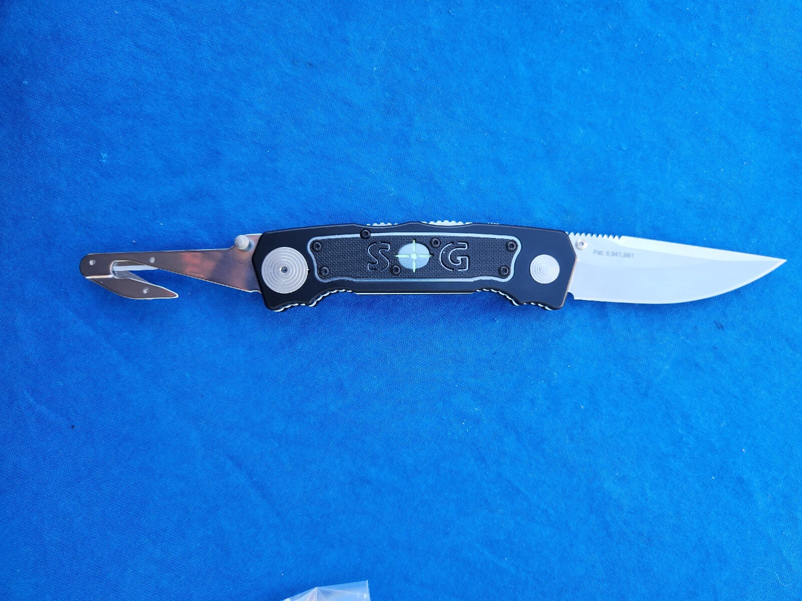 SOG ''Bi-Polar' BP-1 Rescue Knife, Partially Serrated 3" Blade + V-cutter - new