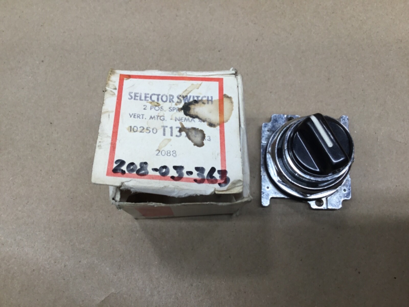 EATON Cutler-Hammer 2 Position Selector Switch Spring Reset #55C48