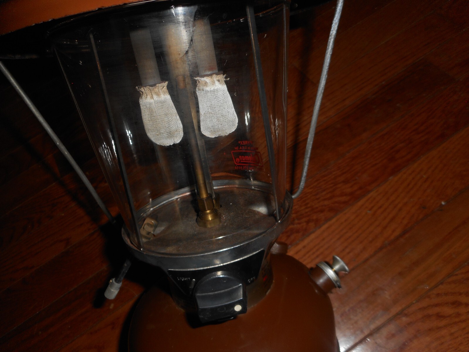 1979 COLEMAN LANTERN WITH CLAMSHELL