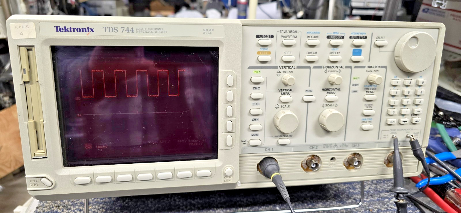TDS 744 TEKTRONIX 4-CH COLOR DIGITAL OSCILLOSCOPE 500 MHz 2GS/s  S/N #B010397