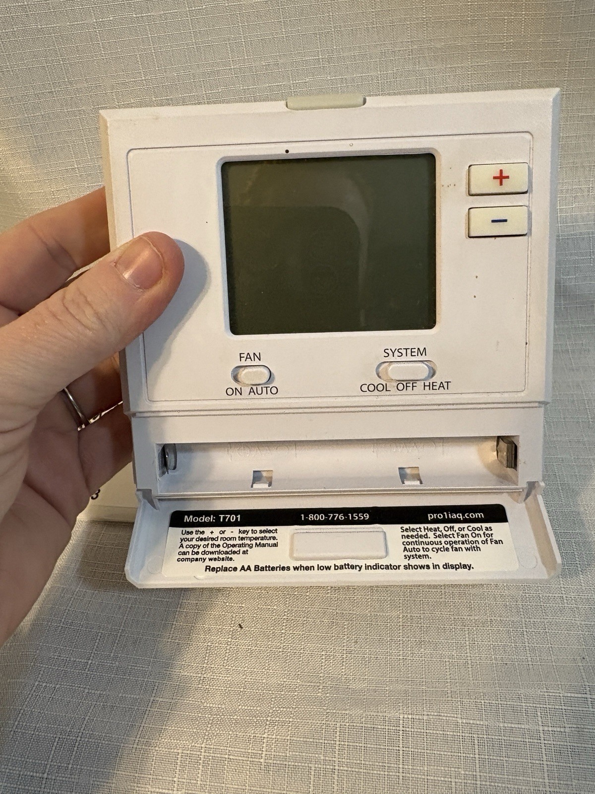 Digital Wall Electronic Non Programmable Thermostat T701 Heat/Cool