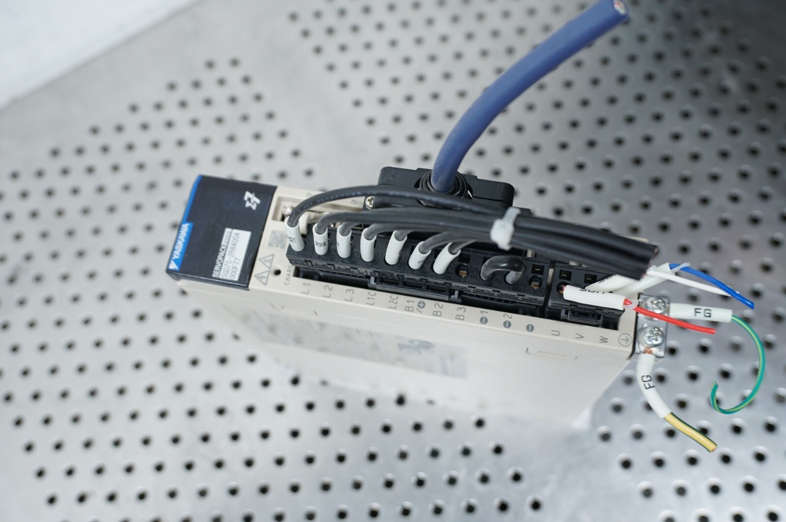 Yaskawa SGD7S-2R8AA0A Servopack SGD7S-2R8AA0A000F77