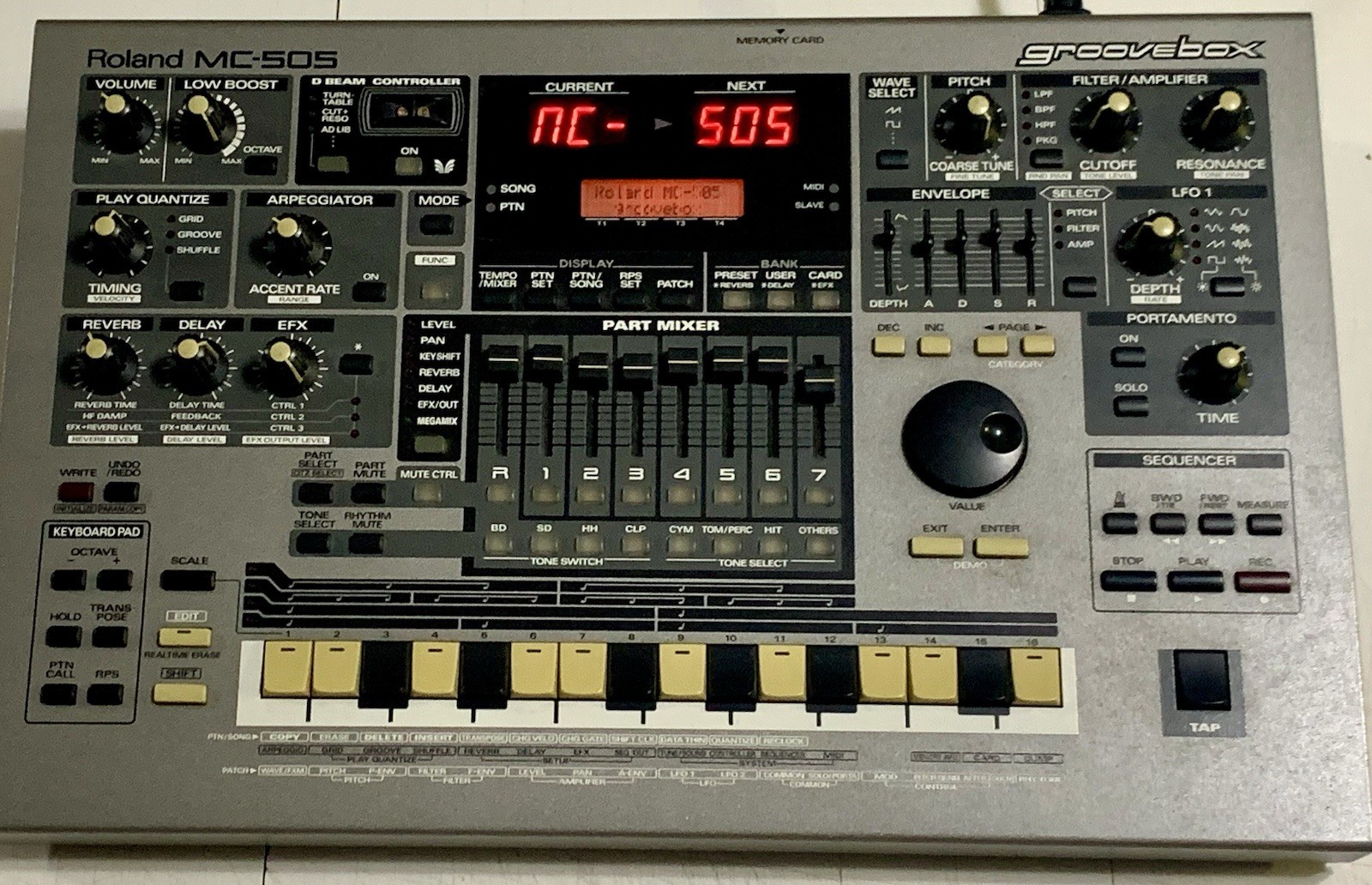 Roland MC-505 Groovebox 8-Track MIDI Controller Sequencer Drum Machine 1998