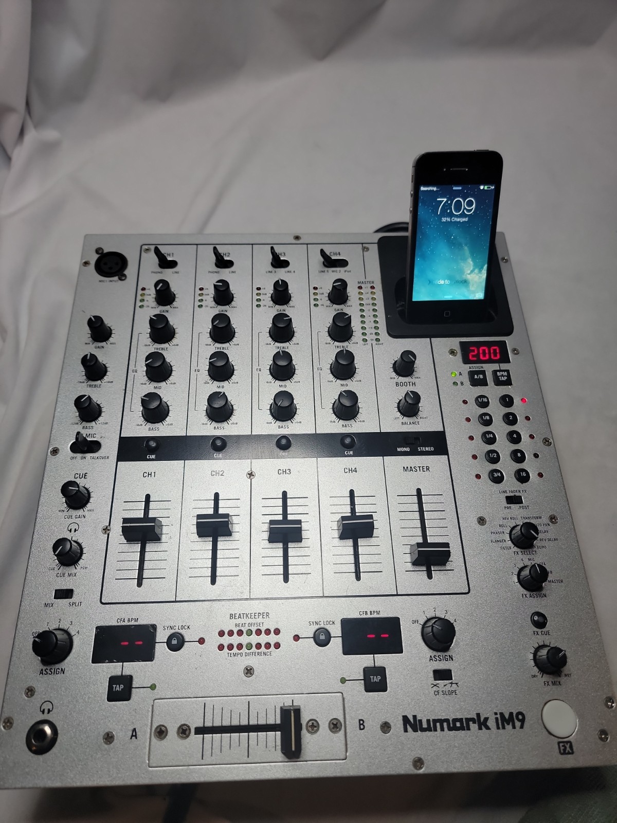 NUMARK IM9 DJ MIXER WITHEFFECTS BEAT COUNTER