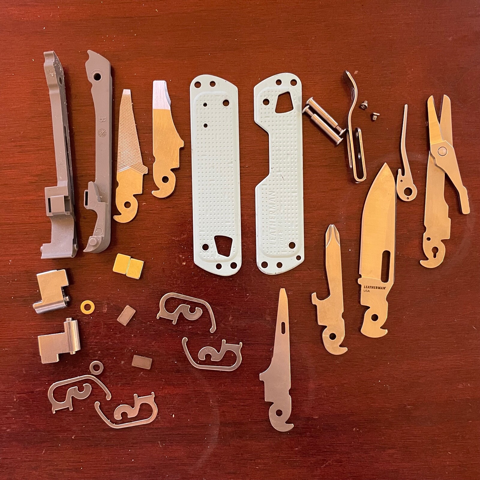 Parts from Leatherman Free T4 Multitools: 1 Part for repairs or mods; hunt; fish