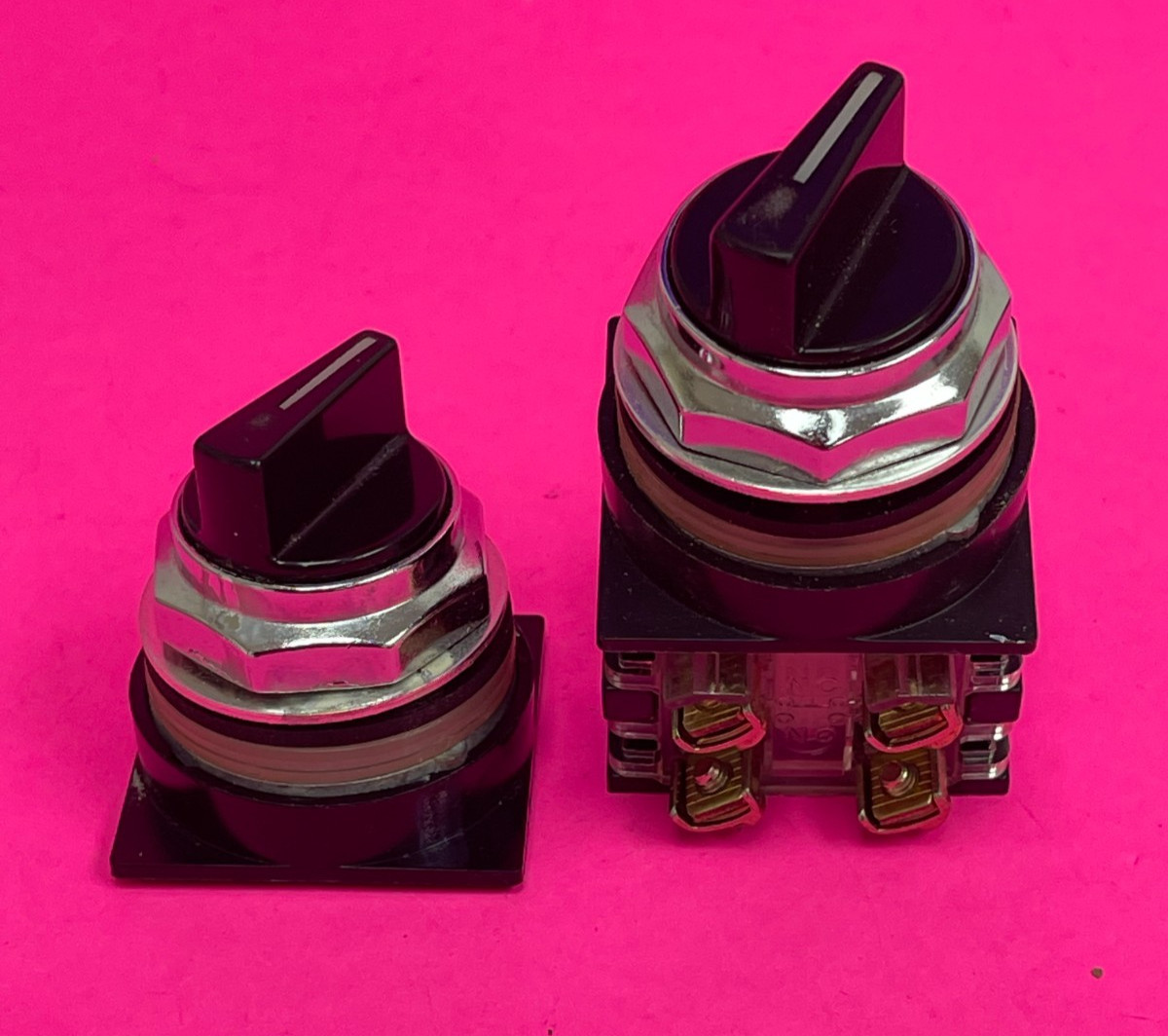 GE CR104P Selector Switch, 2-Position, Knob,1NO/1NC & Selector Switch Knob Only