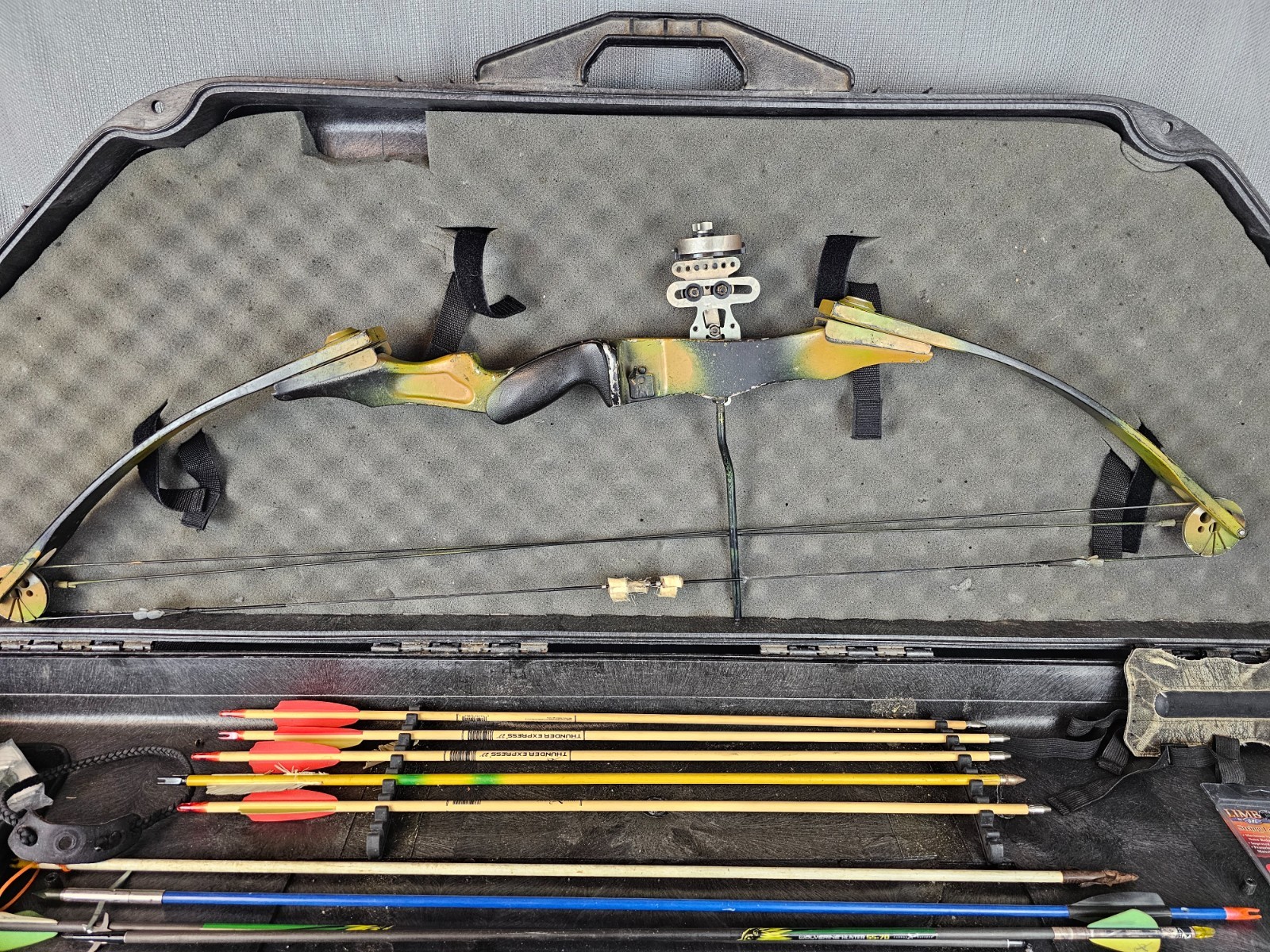 Classic York Compound Bow with Case Arrows and Accessories RH (used read)
