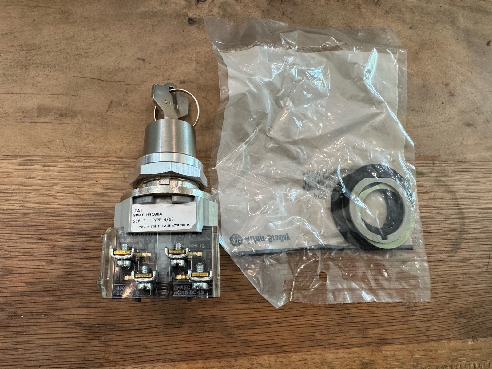 NEW Allen Bradley 800T-H3108A 30mm Keyed Selector Switch 800T PB W/ Mounting