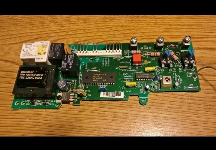 Chamberlain LiftMaster 2000SDR Screw Drive  "LOGIC BOARD ONLY!"