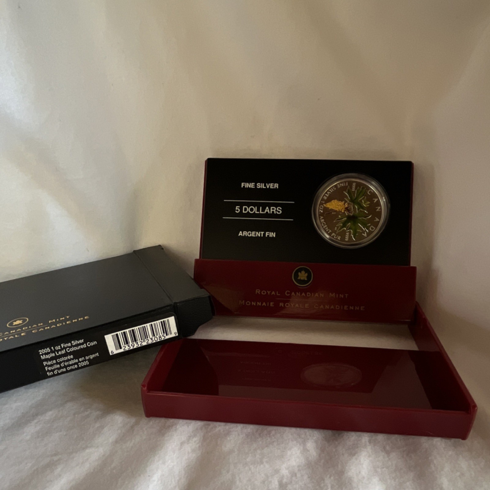 Royal Canadian Mint 2005 $5 Fine Silver Maple Leaf Coloured Commemorative Coin