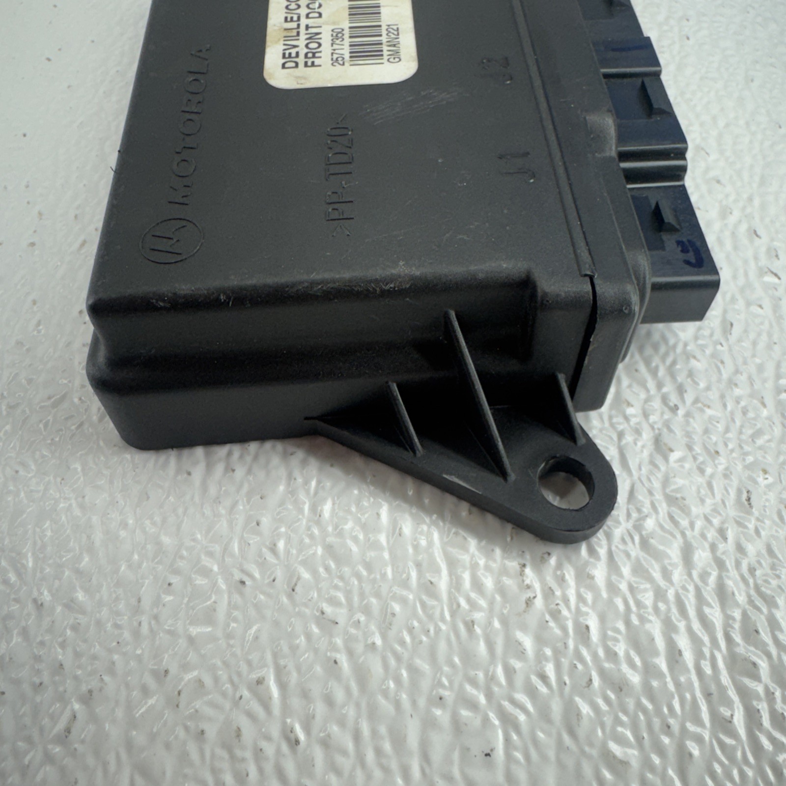 2000-2003 CADILLAC DEVILLE LEFT FRONT DOOR MODULE 25717350 OEM