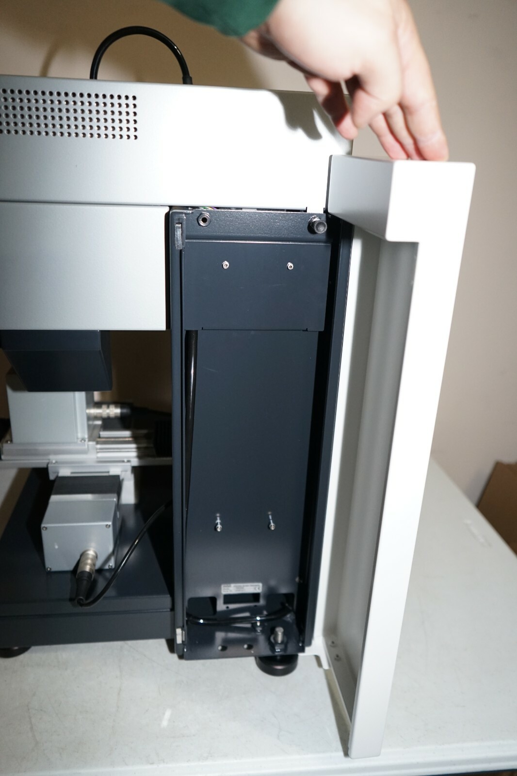 ^ Kruss DSA 100 Drop Shape Analyzer