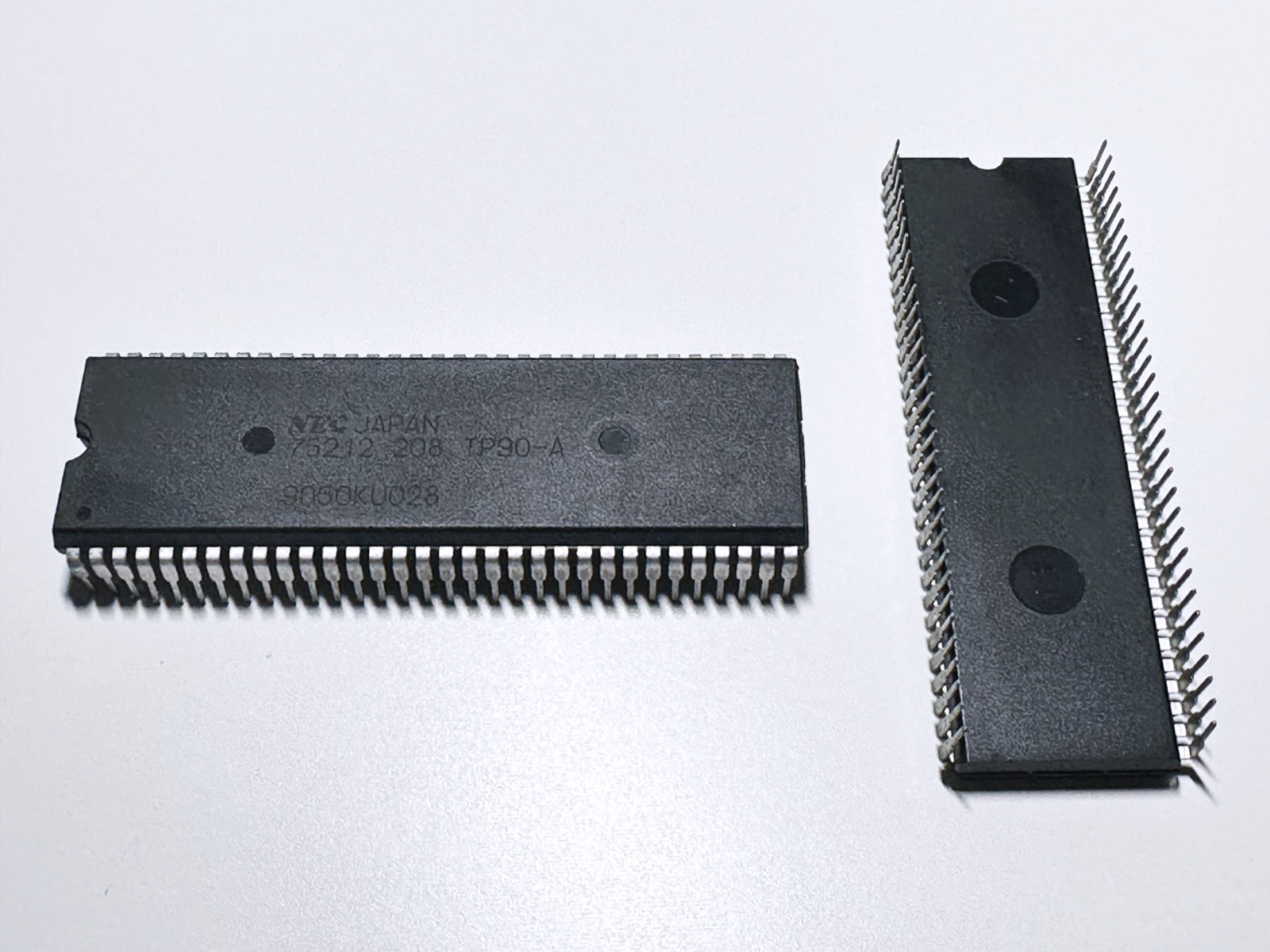1X UPD75212 208 TP90-A NEC 4-bit Microcontroller with VFD Driver SDIP-64