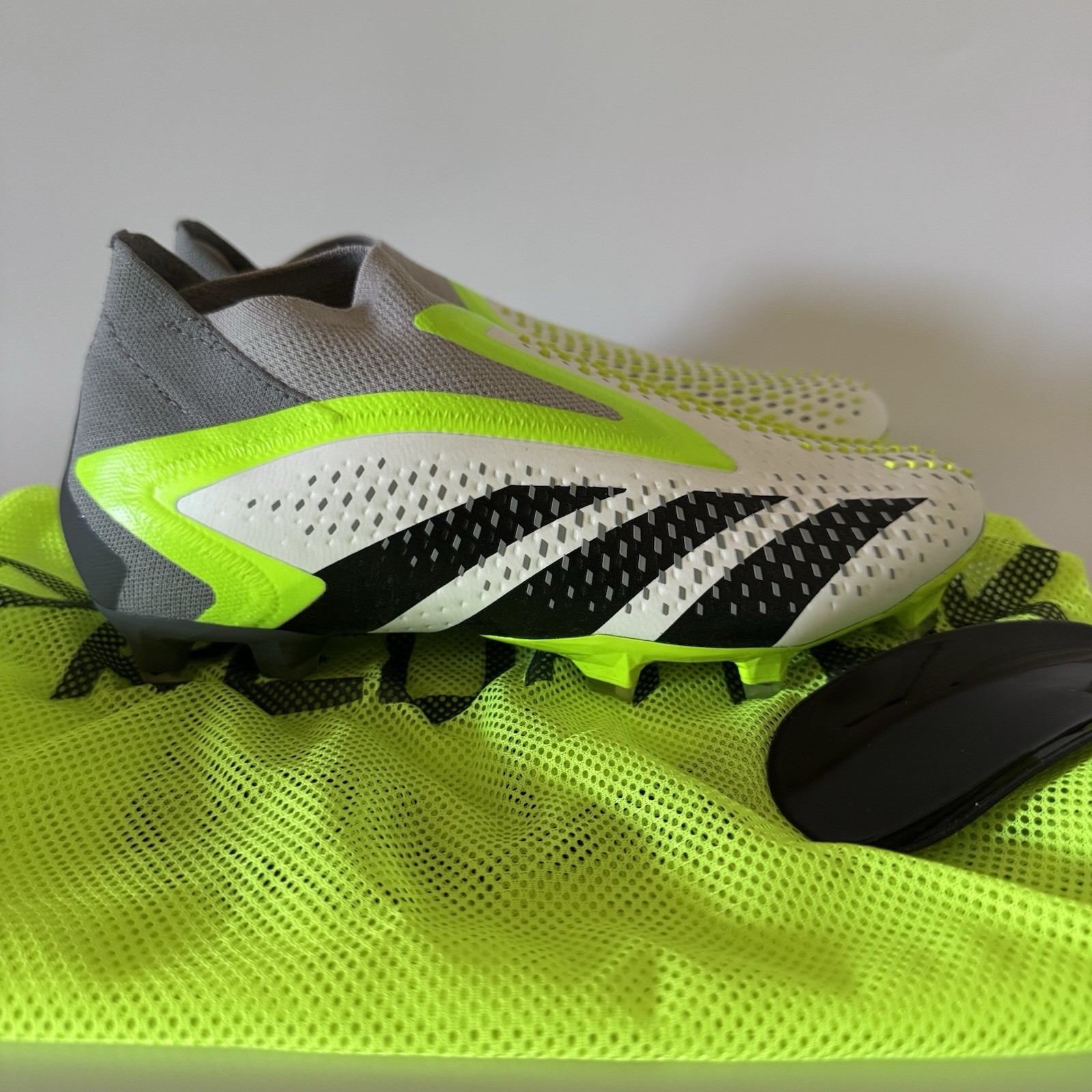 adidas Men 6/Women 7 PREDATOR ACCURACY+ FIRM GROUND SOCCER CLEATS White GZ2604