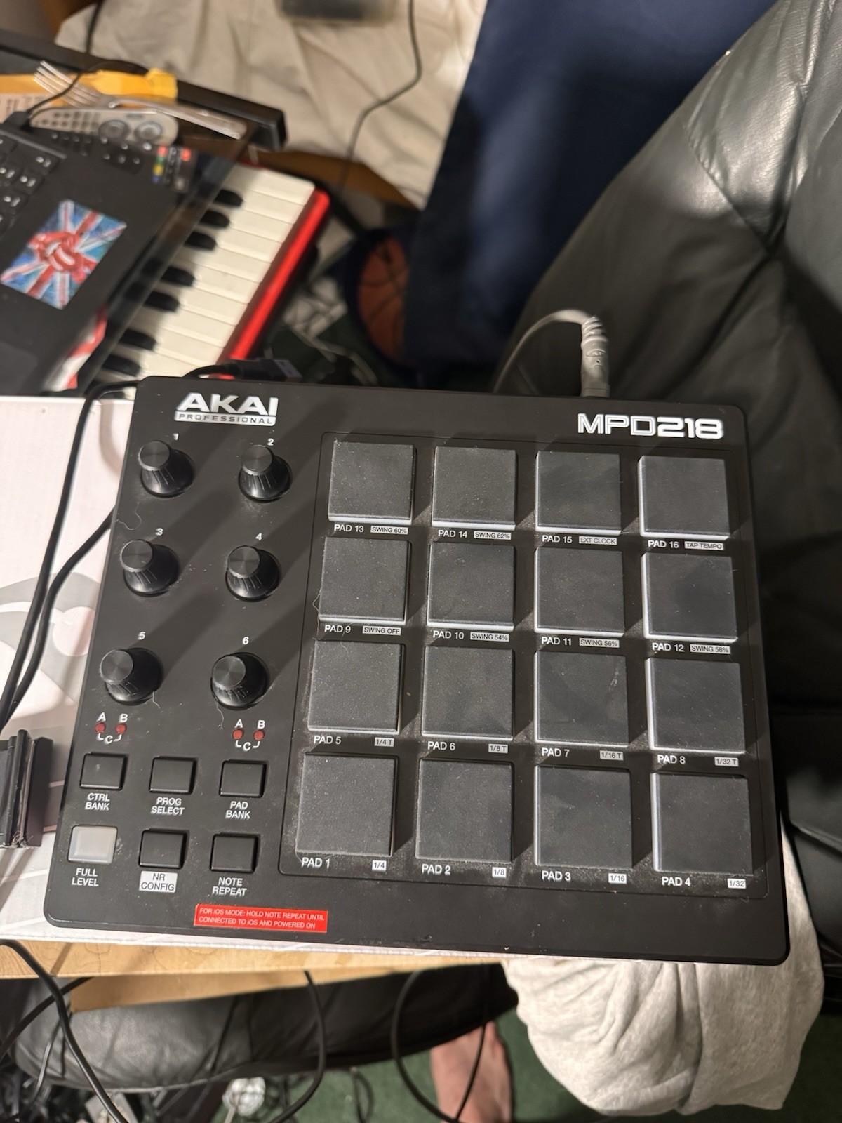 Akai Professional MPD218 USB MIDI Pad Controller, 16 Pads, 1 Pedal Input
