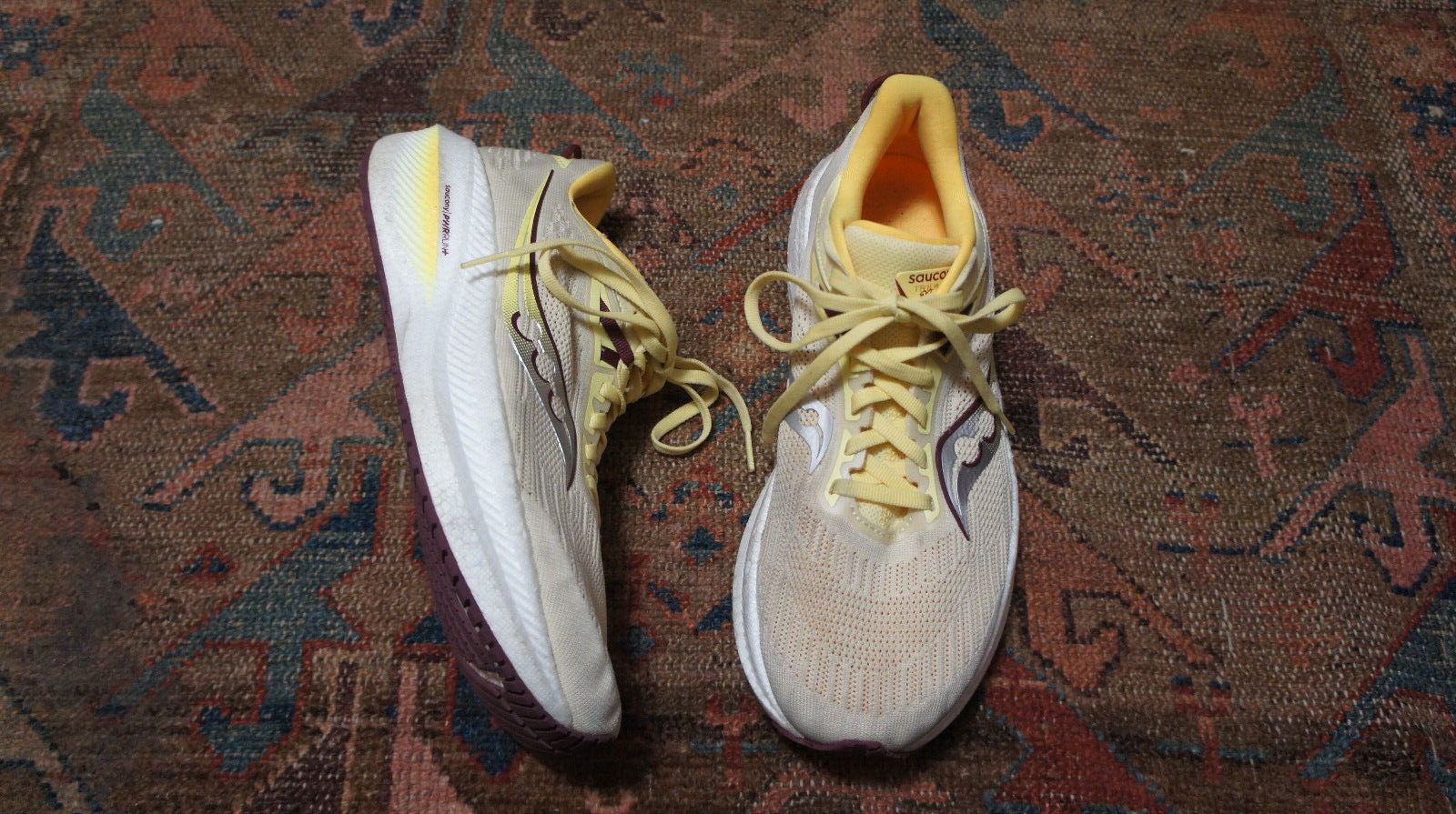 Saucony Womens Triumph 21 S10881-30 Yellow Running Shoes Sneakers Size 10