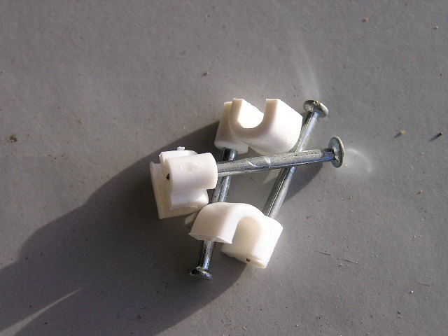 NEW x500 Cable clamp Plastic + steel nail 500 units in a box. size:No. 3.5 round
