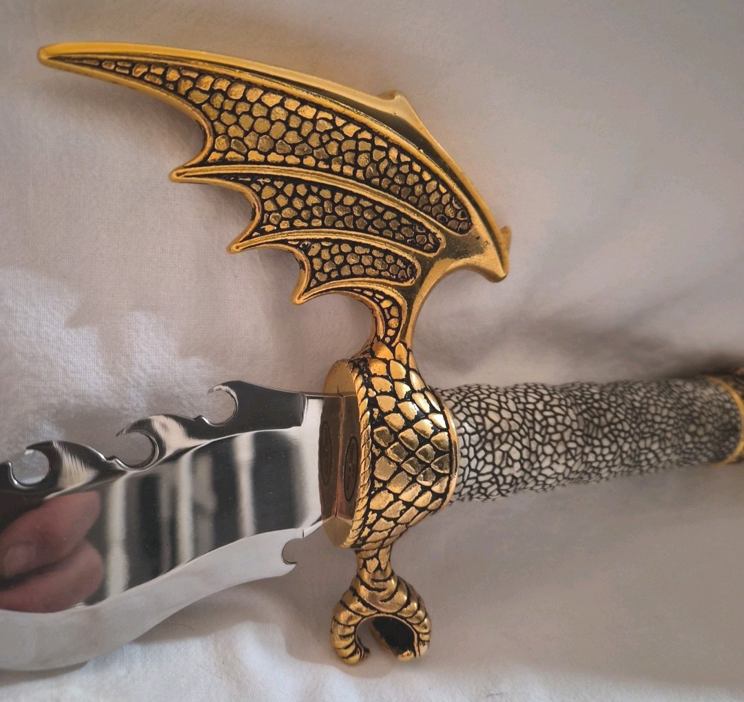 Flying Dragon Serrated Rippled Fantasy Dagger 21"