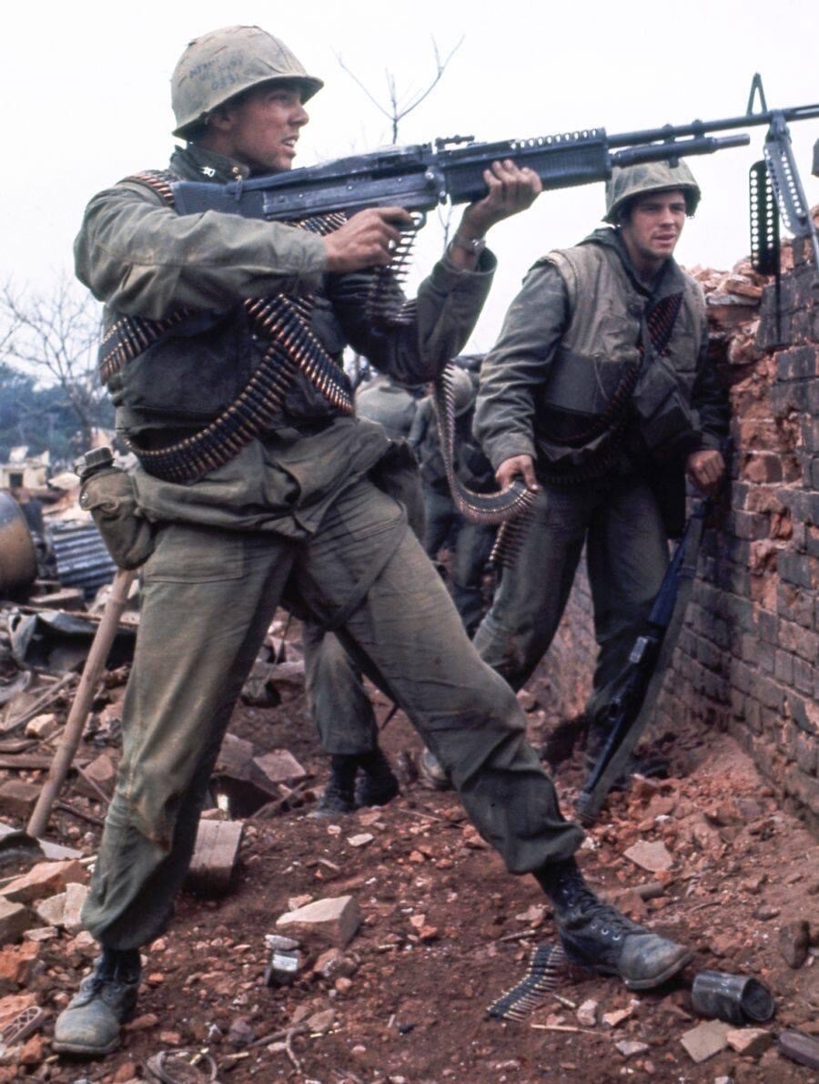 Vietnam War Photo  /  US Soldiers in Vietnam Firefight M-60  COLOR Photo  8314