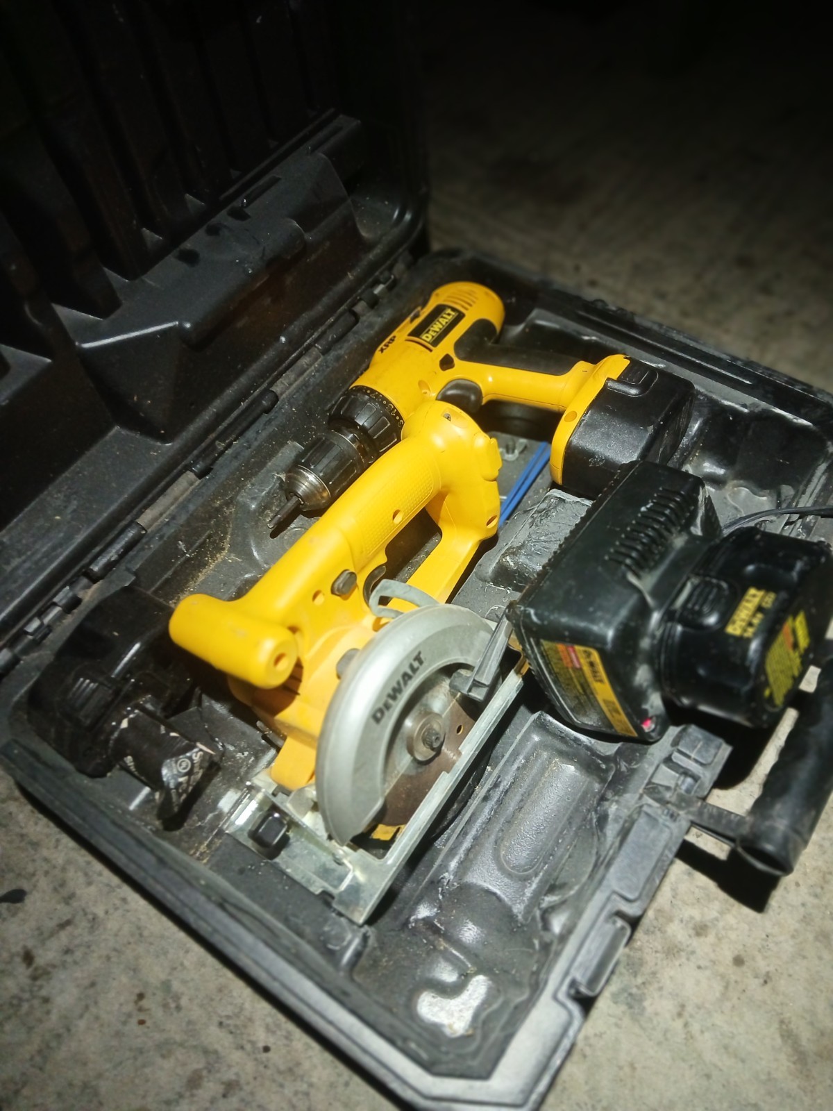 DeWALT 14.4V Cordless Tool Set Circular Saw Drill Charger (2) Batteries & Case